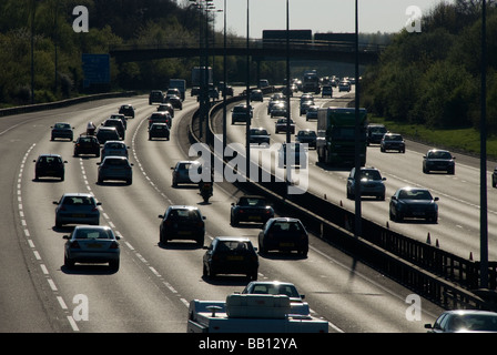 Il traffico sulla M25 Autostrada, London Orbital, a Chipstead, vicino a Sevenoaks, Kent, Regno Unito Foto Stock