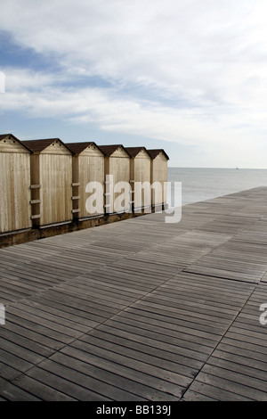 Fila di cabine sulla spiaggia, presso holiday resort sul mare Foto Stock