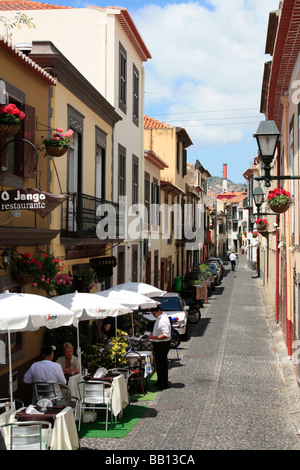 Stretta strada pittoresca Funchal Madeira città in riva al mare isola portoghese nella metà Oceano Atlantico Foto Stock