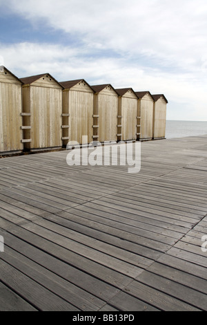 Fila di cabine sulla spiaggia, presso holiday resort sul mare Foto Stock