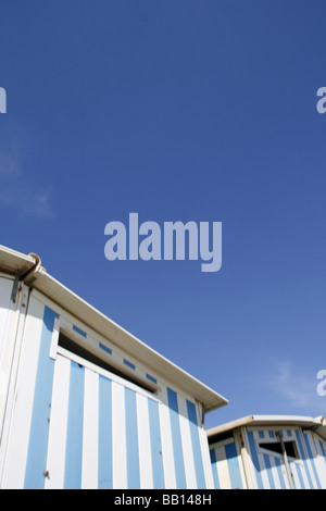 Pittoresca spiaggia di capanne presso holiday resort sul mare Foto Stock