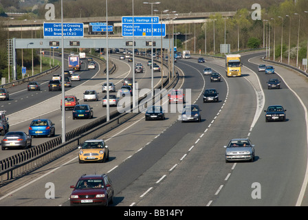 Il traffico sulla M25 Autostrada, London Orbital, a Chipstead, vicino a Sevenoaks, Kent, Regno Unito Foto Stock