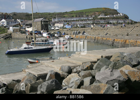 Città di New Quay, il Galles. Tempo libero e pescherecci ormeggiati nel pittoresco nuova banchina del porto. Foto Stock
