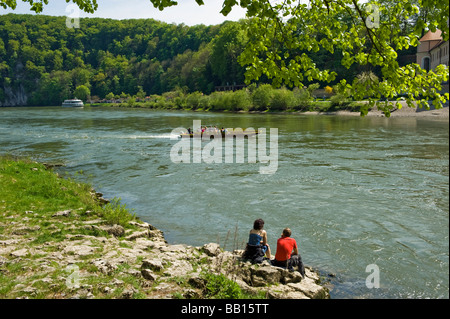 Traghetto per attraversare il fiume in barca Danubio vicino al restringimento del Danubio weltenburg donaudurchbruch rompe attraverso le scogliere a kloster Foto Stock