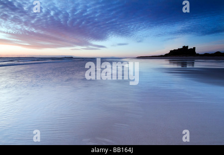 Il castello di Bamburgh all'alba Foto Stock