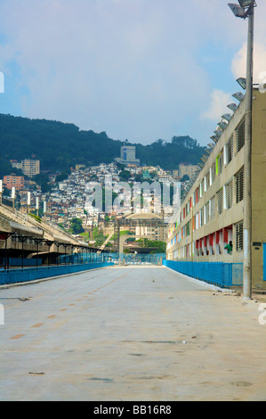 Svuotare Sambodromo carnaval street a Rio de Janeiro con Morro da favela Coroa in background Foto Stock