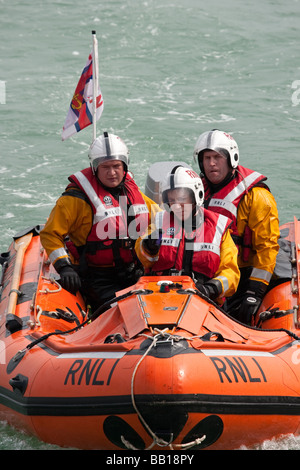 RNLI (Royal National scialuppa di salvataggio istituzione) Membri di equipaggio in barca durante un esercizio di formazione. Foto Stock