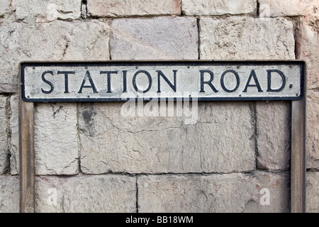 Station Road Sign contro l edificio di pietra calcarea Llanymynech Galles del Nord Regno Unito Europa UE Foto Stock