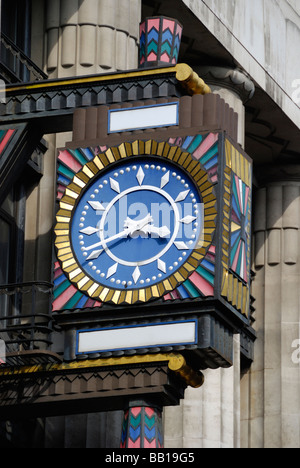 Close up di art deco clock sull esterno del Mersey House di Fleet Street London Foto Stock