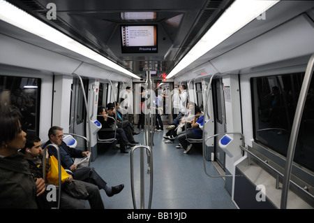 Nella metropolitana di Barcellona, Spagna Foto Stock