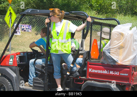 Teens pick up sacchi della spazzatura in Kawasaki MS-545 veicolo. Hmong Sports Festival McMurray campo St Paul Minnesota USA Foto Stock