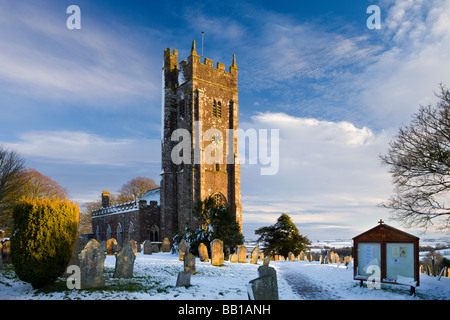 Chiesa di Santa Maria Morchard Vescovo bagnata nel pomeriggio di sole su un inverno nevoso pomeriggio Morchard Vescovo Devon England Foto Stock