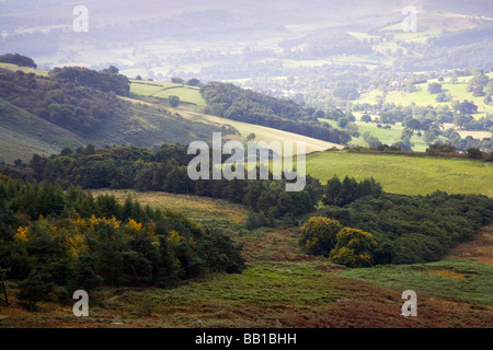 Vedute della Valle di speranza nel Peak District da sotto bordo Stanage nel Derbyshire Foto Stock