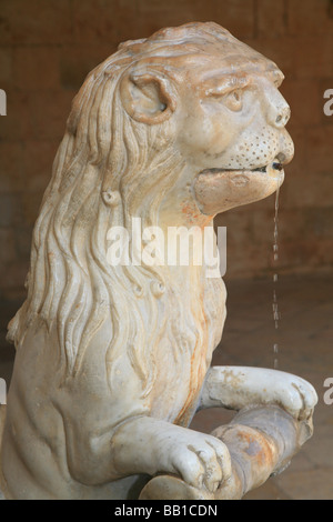 Una fontana leone presso il chiostro del XVI secolo il monastero di Jeronimos a Lisbona, Portogallo Foto Stock