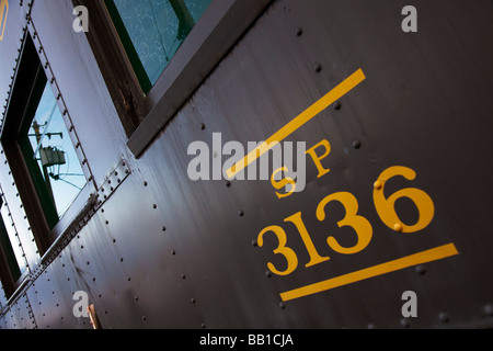 Stazione ferroviaria verde Express treno di agenzia di trasporto Foto Stock