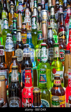 Un assortimento di bottiglie di birra Foto Stock