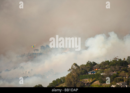 Elicottero gocce acqua sul fuoco Jesusita Santa Barbara in California negli Stati Uniti d'America Foto Stock