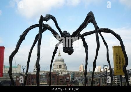 Maman scultura di Louise Bourgeois con la Cattedrale di St Paul in background. Foto Stock