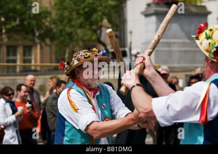 East Suffolk Morris uomini ballare al Westminster Giorno della danza in Trafalgar Square a Londra. Foto di Gordon Scammell Foto Stock