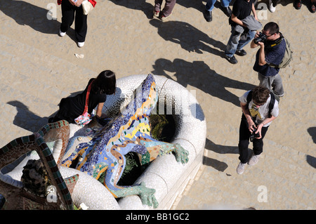 I turisti a Antoni Gaudis Dragon scultura in Parc Güell, Barcellona Spagna Foto Stock