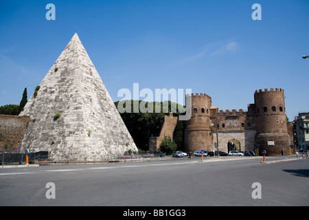 Piramide Cestia e Porta San Paolo, Roma, Italia, Europa Foto Stock