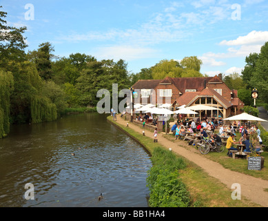 Famiglie godendo il pranzo presso il pub di ancoraggio a pyrford lock sul rivey wey Foto Stock