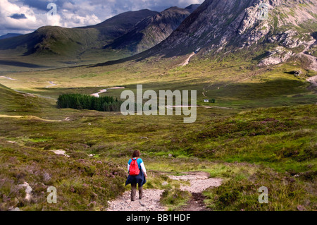 Una femmina di escursionisti a piedi verso il basso del diavolo la scalinata verso il valico di Glencoe nelle Highlands scozzesi, Scotland, Regno Unito Foto Stock