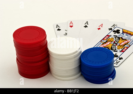 Vincere a poker mano accanto a tre pile di poker chips Foto Stock