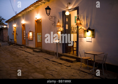 Il caffè illumina la strada in serate in Parati, Brasile. Foto Stock