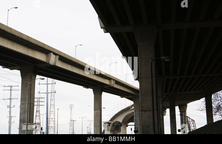 L'elevata West Seattle Freeway e una rampa di uscita come visto dal basso Seattle WA USA Foto Stock