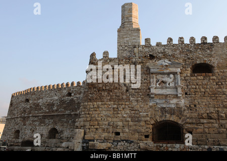 L'antico castello veneziano parete d'ingresso al porto Iraklions con Venezia Leone alato di San Marco inset in esso Foto Stock