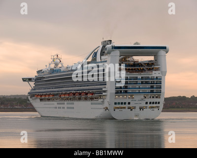 Nave da crociera Grand Princess arrivando a Southampton Regno Unito la mattina presto Foto Stock