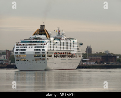 La prima nave da crociera (P&O Oceana) attorno al molo presso il nuovo Terminal Ocean in Southampton Regno Unito Foto Stock