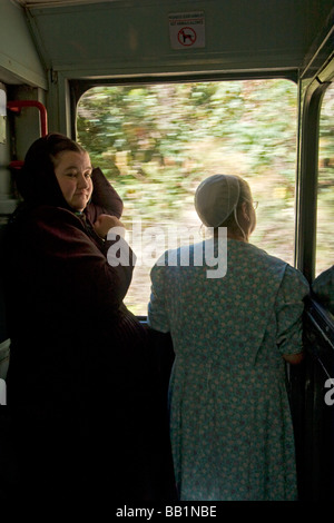 Le donne Amish guarda il paesaggio andare da a bordo del Canyon di rame Treno El Chepe, in Messico Foto Stock