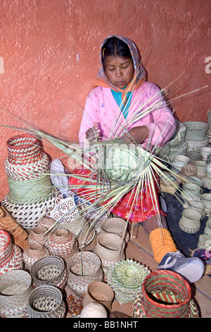 Tarahumara nativa indiana donna si siede con tessuto cesti che essa produce e vende ai turisti Divisadero, rame Canyon, Messico Foto Stock