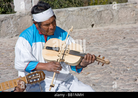 Tarahumara nativa indiana suona fiddle in termini di prestazioni per i turisti in rame Canyon Messico Foto Stock