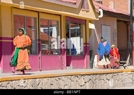 Tarahumara nativo donne indiane a piedi dalla strada principale di cantra, una città nel Canyon di rame zona del Messico Foto Stock