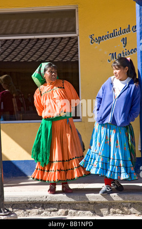 Tarahumara nativo donne indiane stand nella strada principale di cantra, una città nel Canyon di rame zona del Messico Foto Stock