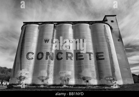 Come si entra nella città di calcestruzzo, Washington, prima si verificano queste grandi silos che dominano il paesaggio. Foto Stock