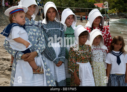 Giovani donne e ragazze in costume tradizionale e cofani Saint Louis Festival Corossol St Barts Foto Stock