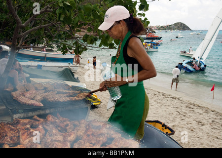 La donna si prepara nervature e pollo barbecue Saint Louis Festival Corossol St Barts Foto Stock