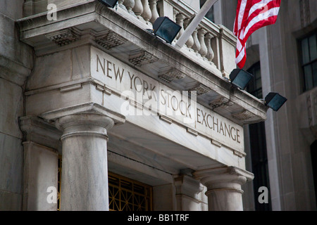 Wall Street segno di fronte al New York Stock Exchange Foto Stock