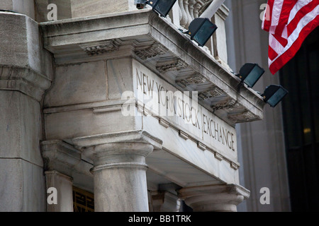 Wall Street segno di fronte al New York Stock Exchange Foto Stock