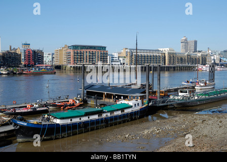 Barche ormeggiate sul molo a Wapping sul Fiume Tamigi Londra Foto Stock