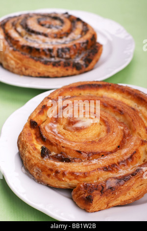 Una piastra di pane appena sfornato, semi di papavero rotoli di glassa Foto Stock