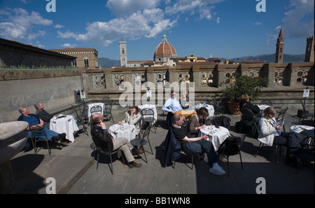 Firenze Toscana Italia la città del Rinascimento foto mostra alla Galleria degli Uffizi roof top cafe bar con il Duomo come una vista Foto Stock