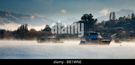 Nuova Zelanda Otago Lago Wanaka barche ormeggiate sul Lago Wanaka inghiottito dalla nebbia in salita su una metà freddi inverni di giorno Foto Stock
