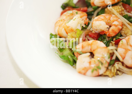 Freschi e saporiti mescolare verdure fritte con gamberoni e nessun popolo Foto Stock