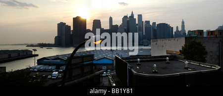 Una vista di Manhattan dal lungomare di Brooklyn New York STATI UNITI D'AMERICA Foto Stock