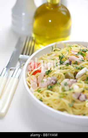 Autentica sana in italiano o in stile mediterraneo Spaghetti di mare Pasta pasto con n. di persone Foto Stock